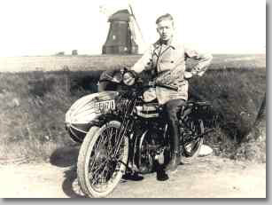 1929 - Mit dem Beiwagenmororrad vor einer Holländerwindmühle