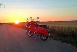Zwei rote Simsons / Schwalben im Sonnenuntergang auf einer Landstraße
