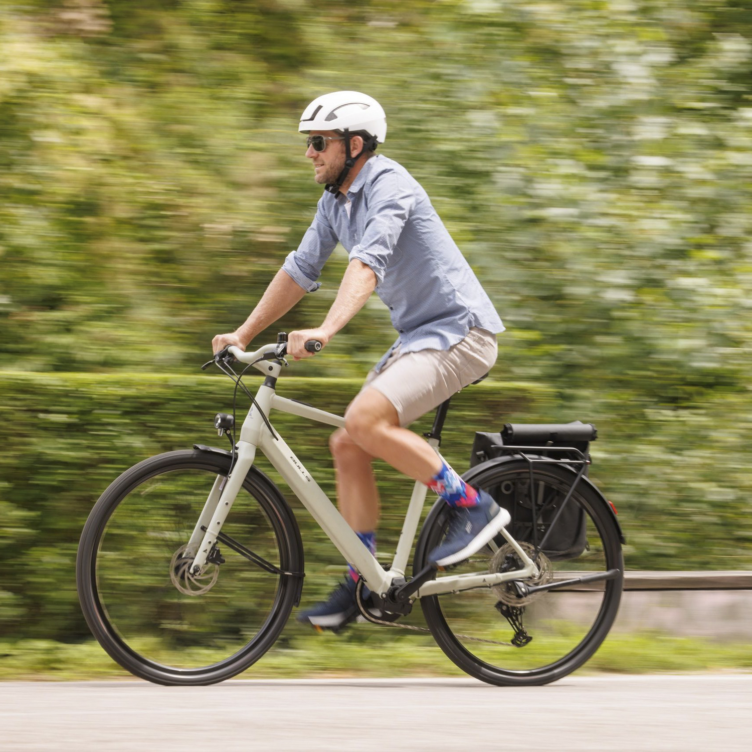 Mann fährt auf Urbanrad durch die Landschaft, Fahrradladen in Waren Müritz
